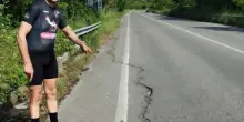 Cade su una buca, ciclista al Mazzoni . Torna la polemica sulla Provinciale