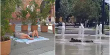 Bagno nella fontana e turisti sdraiati in piazza: torrida estate tra scherzi e degrado