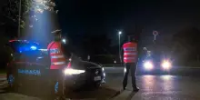 Viaggiano in auto con armi e munizioni: uno tenta la fuga, arresto dei carabinieri