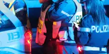 Fugge dopo lite in strada. Poi ferisce un agente