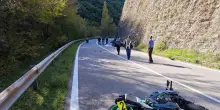 Muore in moto a 40 anni sulla strada panoramica: schianto contro un’auto