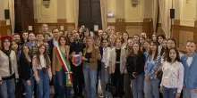 Iniziativa in Municipio. L’abbraccio della città a 48 giovani ucraini: "Ora una pace giusta"