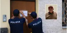 Psicoterapeuta morto in casa, sul cadavere spuntano macchie anche sull’addome