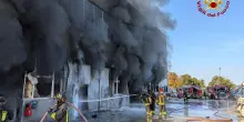 Incendio a Reggio Emilia, fiamme nella concessionaria dei camper 3C: operaio ustionato