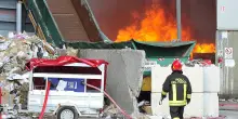 Fiamme alla Cartfer, monta la rabbia. I residenti: "Andiamo dal prefetto"