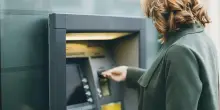 Sessantenne truffato a Sant’Angelo. Il finto acquirente lo raggira al Pos