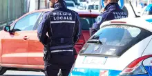 Panico in via Marconi a Bologna: aggredisce gli agenti e si denuda, atterrato con lo spray urticante