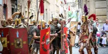 Fano dei Cesari, sale l’adrenalina. Tra sfilata, bighe e Trimalcione