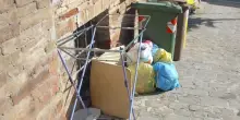 Stendipanni, materassino ed elettrodomestici abbandonati in strada