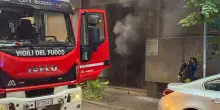 Incendio a Pesaro, 5 anziani ricoverati e malore per un vigile del fuoco