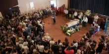 Mille persone per i funerali di Gabriele Nuzzolo: code al teatro fin dal mattino. Commozione per la fidanzata