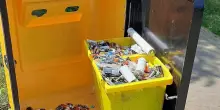 I cassonetti delle pile esauste pieni fino a scoppiare
