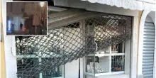 Spaccata in gioielleria a Cesenatico: banditi in fuga col bottino minacciano un passante