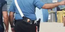 Ladruncolo in azione in spiaggia. Il furto smascherato dalla vittima facendo squillare il cellulare