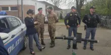 Tenta di scippargli lo zaino e lo aggredisce