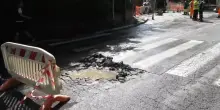 Guasto in via Castiglione a Bologna: i viali diventano un fiume / Video