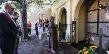 Girasoli per il maestro Pavarotti al cimitero di Montale