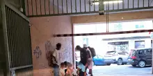 Nell’atrio ‘occupato’. Tra siringhe e degrado. I residenti esasperati
