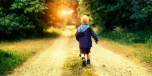 Bimbo di 4 anni esce da solo mentre la mamma fa la doccia