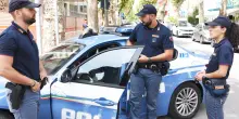 Terrore in strada, con la mannaia per rapinarla