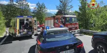 Motociclista finisce nella scarpata e muore