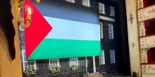 Al Rof spunta la bandiera palestinese. Volano ’buu’ e la politica si spacca