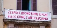 Intanto lo striscione di Lorenza sbarca nella Capitale: affisso sulla sede dei 5 Stelle
