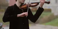 La voce del violino alla sala dei mesi. Si parte con la Sonata di Béla Bartók