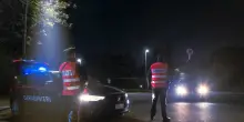 Muore dopo il malore al Pilastro, i figli aggrediscono i sanitari con calci e pugni: due arresti