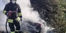 Auto prende fuoco, la grande paura. Giovane donna salvata dalle fiamme