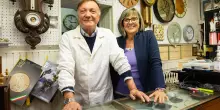 Botteghe storiche addio, l’orologiaio Al Pendol di Bologna chiude dopo 80 anni