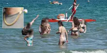 Paura in spiaggia a Riccione: collanina strappata a un turista mentre fa il bagno, poi le minacce di morte