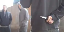 Minaccia con un coltello e rapina un passante al parco: arrestato