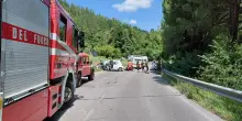 Carambola tra due auto e uno scooter: in condizioni critiche il centauro