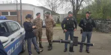 Tenta di rapinargli lo zaino e lo aggredisce: acciuffato dopo la fuga