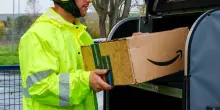 Poste Italiane, una valanga di pacchi