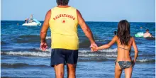 Bambini in spiaggia a Rimini, la sabbia è l’app più scaricata. Il cellulare? Bandito (o quasi)