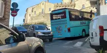Pullman incastrato nella strettoia. E il traffico va in tilt