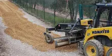 Manutenzione delle strade bianche. Comune al lavoro