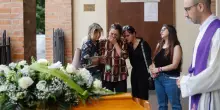 Punto dal calabrone, l’ultimo saluto. La compagna: "Era il mio rifugio"