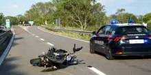 Tragedia sulla Superstrada. Moto contro il guard rail. Cade nel fossato e muore