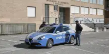 Rubano merce da una profumeria. Ma il titolare li insegue: arrestati