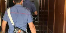 Litiga con la compagna per gelosia. Poi tenta di accoltellare i carabinieri