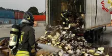 Brucia un container al porto: fiamme sospette