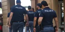 Via Indipendenza, ladri al lavoro: gli strappano la collana e scappano