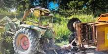 Trattore carico di fieno si ribalta: muore agricoltore di 42 anni
