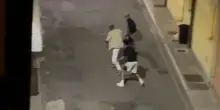Urla, botte e lanci di bottiglie: paura in centro
