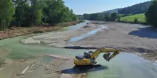 Le ruspe sul fiume Tenna: "Raddrizzano il corso distruggendo flora e fauna"
