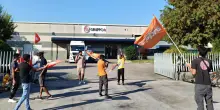 Gruppo 8, riparte la protesta: "Fabbrica chiusa con le catene". Operai di nuovo ai cancelli