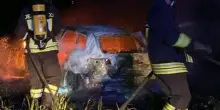 Veicolo rubato in fiamme in un campo: l’ombra del dolo